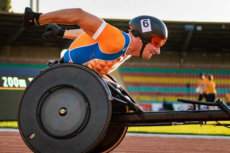 Beinloser Sportler bei einem Rennen bei den Paralympics